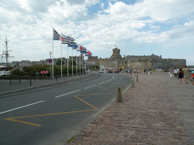  vue sur la vielle ville entourée de remparts